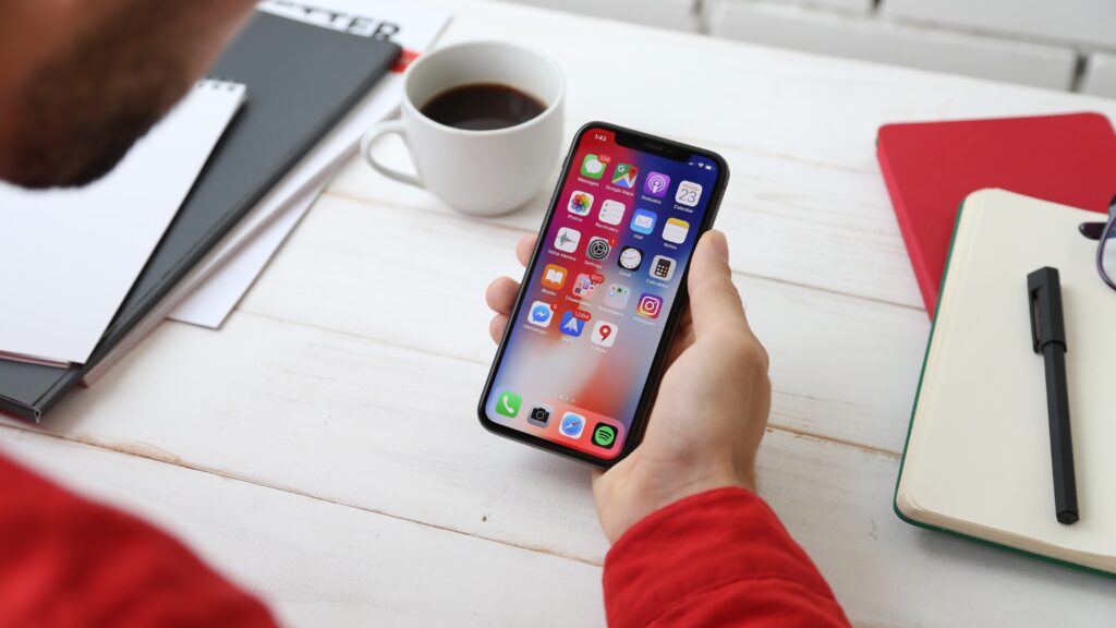 Homme tenant un smartphone dans sa main