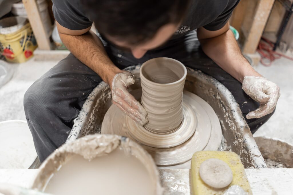 Uomo che utilizza un tornio per ceramica
