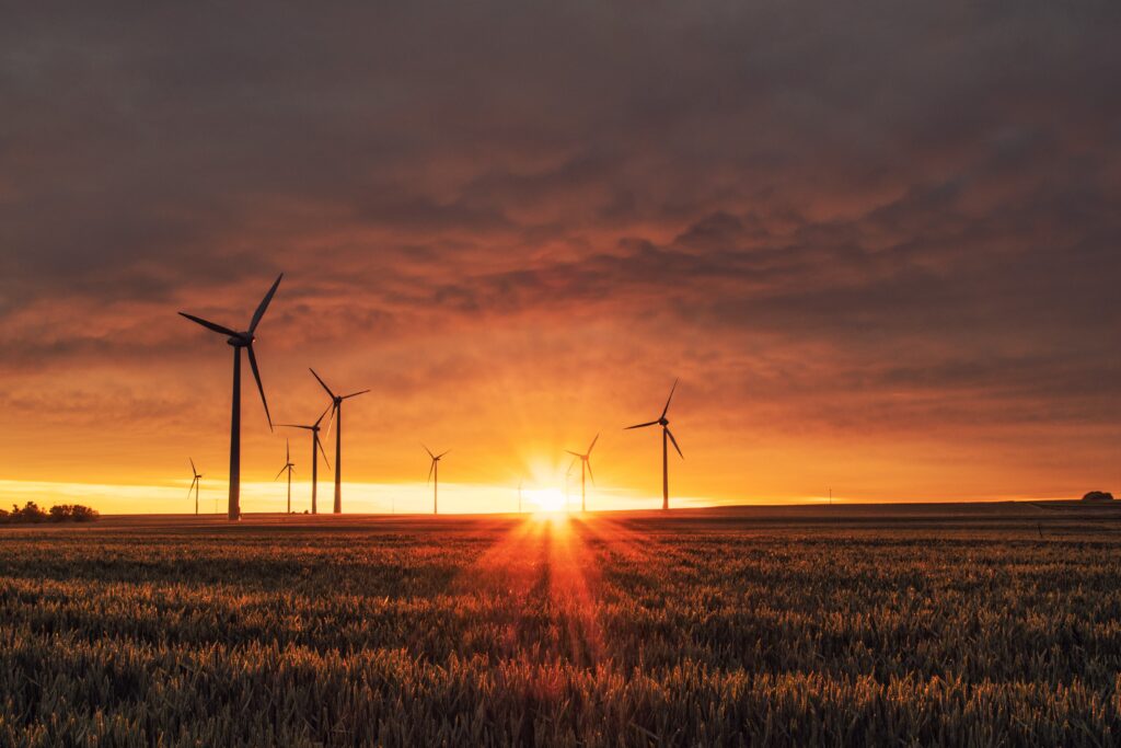 Windkraftanlagen bei Sonnenuntergang