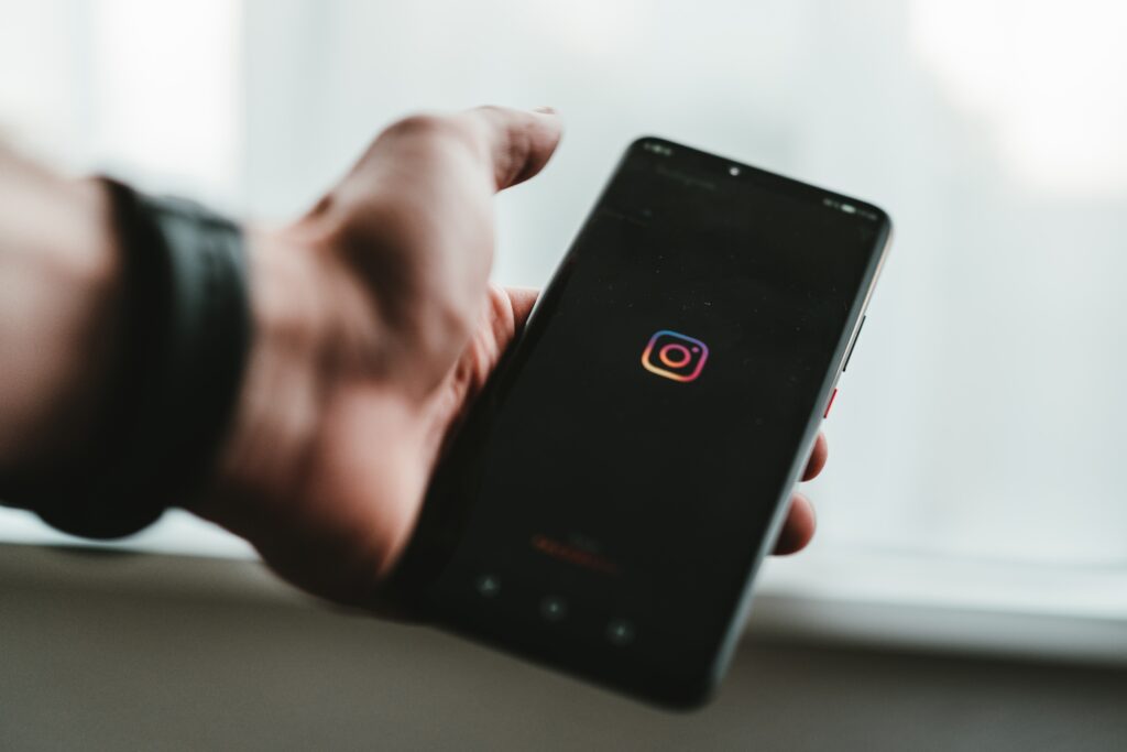 Un homme surfant sur Instagram