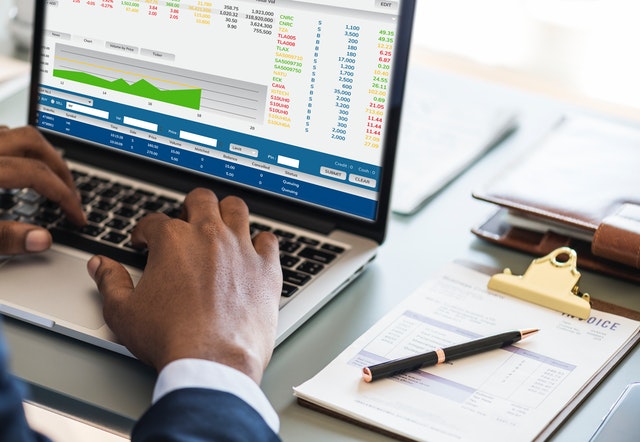 The shipping manifest includes data of the products to be transported and shipping information.