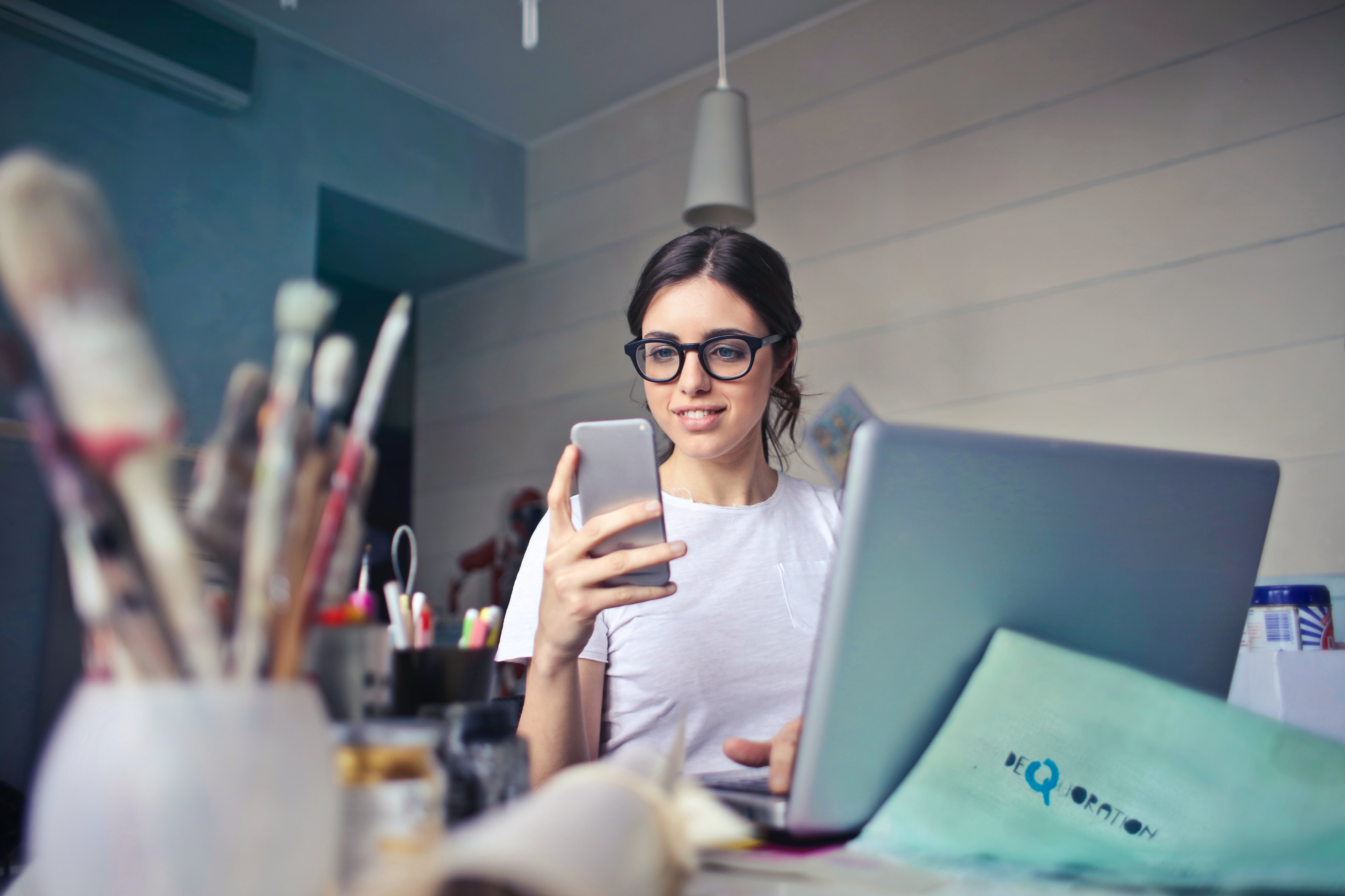 Immagine di donna sullo smartphone che rappresenta il 5 step della gestione reclami: fare follow up dopo i reclami.