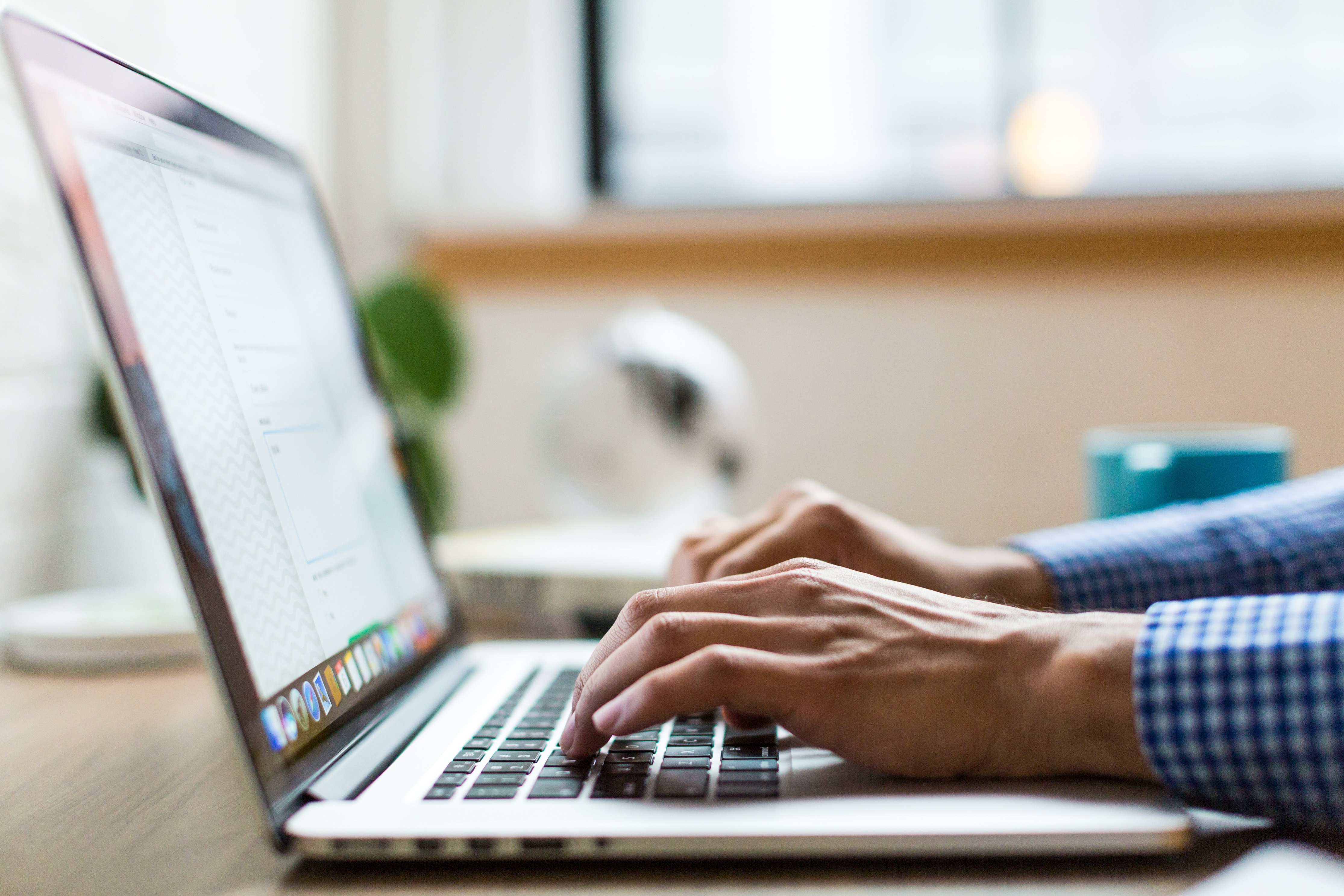 Scrittura sul laptop che rappresenta il processo di gestione reclami allo step 3: scusarsi per l'incoveniente.