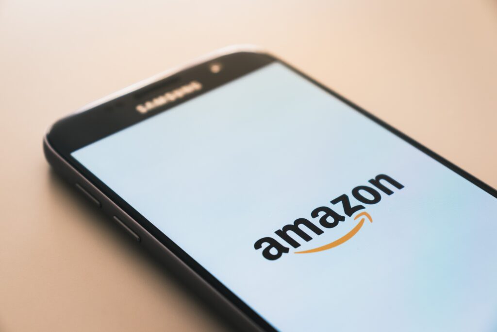Smartphone avec le logo Amazon